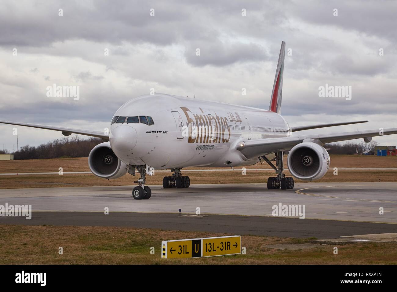Le roulage à l'aéroport à l'avion Banque D'Images