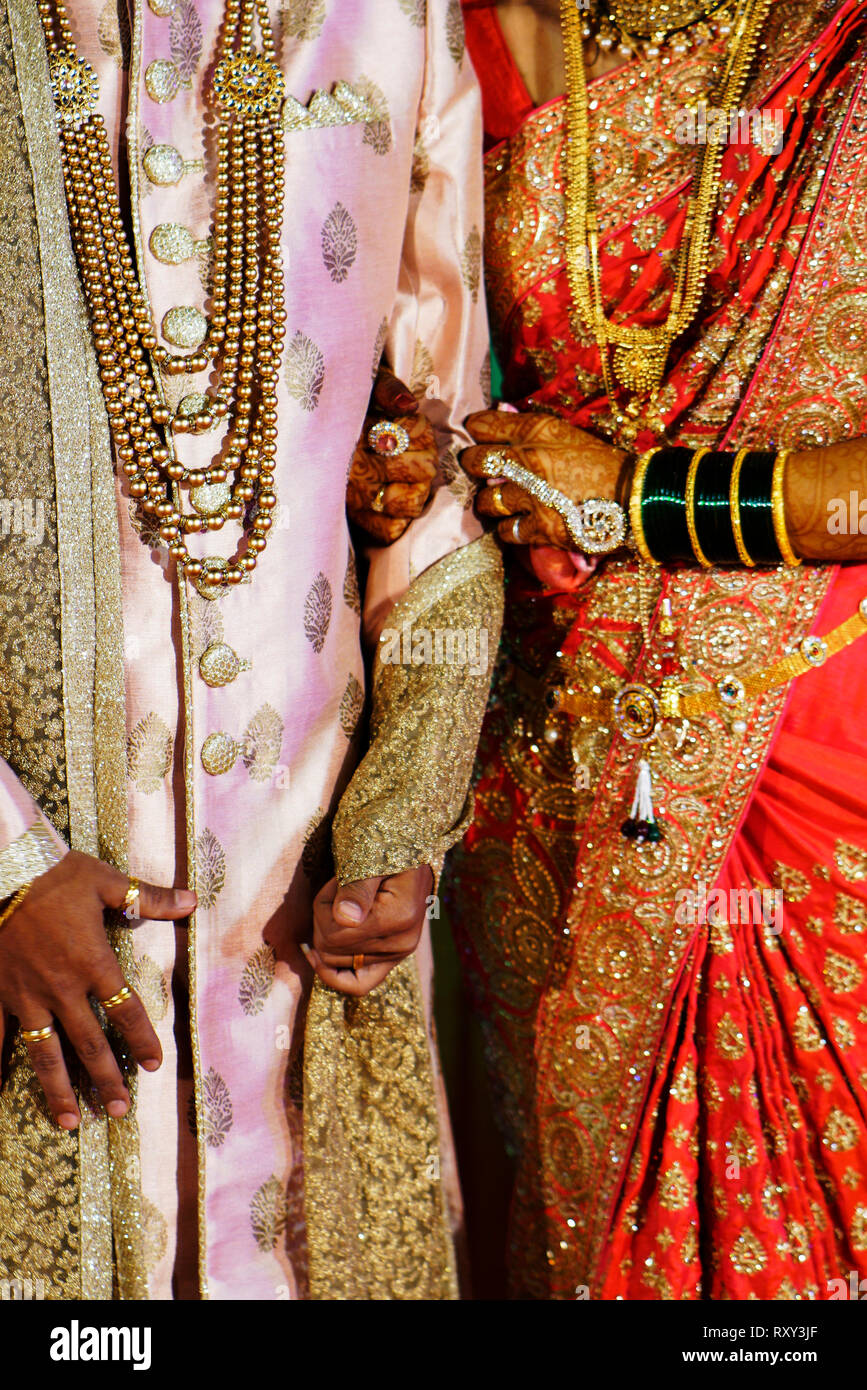 Mariée et le marié en costumes traditionnels indiens. Banque D'Images