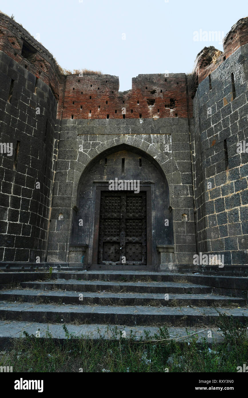 Mur de maçonnerie en pierre et porte principale avec porte à l'AMA, Saswad Sardar Purandare, Pune. Banque D'Images