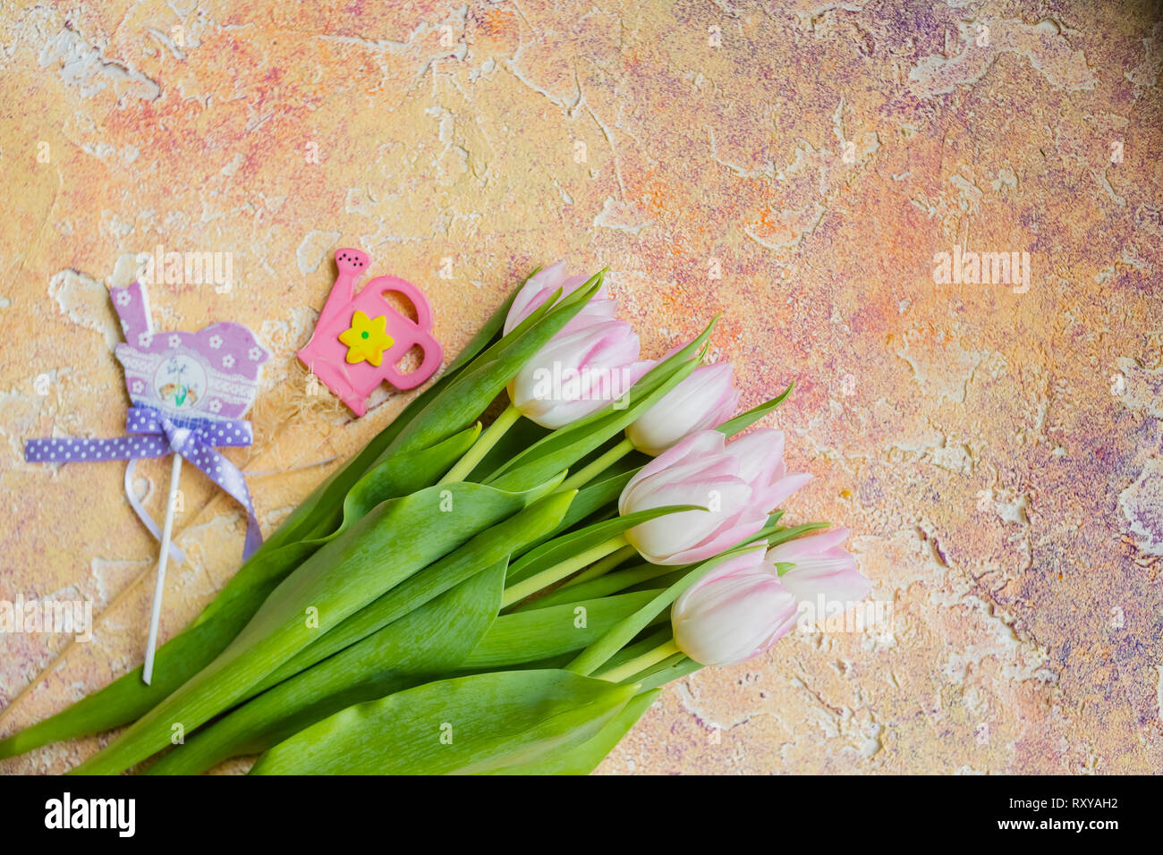 Image de tulipes jaune sur fond rustique. Les fleurs du printemps. Arrière-plan de printemps. La Saint-Valentin et la Fête des Mères. Joyeuses pâques carte. Copie Banque D'Images