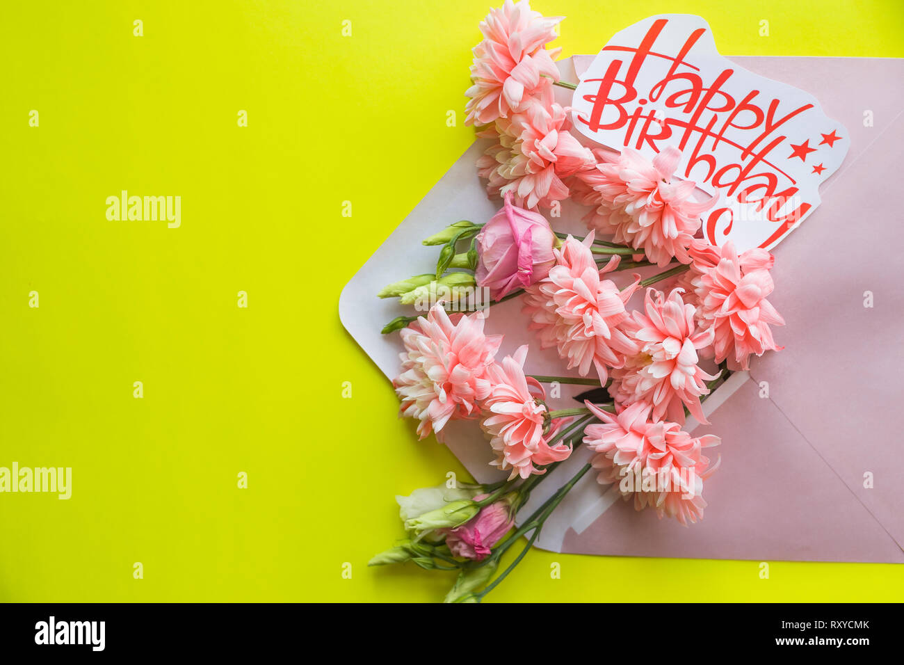 La Composition De Fleurs De Fete Invitation Sur L Artisanat Sur L Enveloppe Le Fond Jaune Vue De Dessus Joyeux Anniversaire Carte Postale Printemps Composition Un Bouquet De Photo Stock Alamy La Composition De Fleurs De Fete Invitation Sur L Artisanat Sur L Enveloppe Le Fond Jaune Vue De Dessus Joyeux Anniversaire Carte Postale Printemps Composition Un Bouquet De Photo Stock Alamy