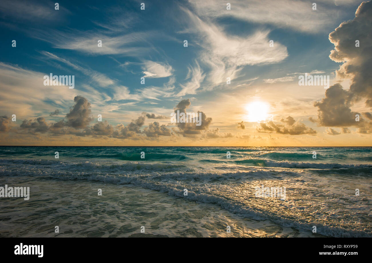 Aube colorée sur la mer Banque D'Images