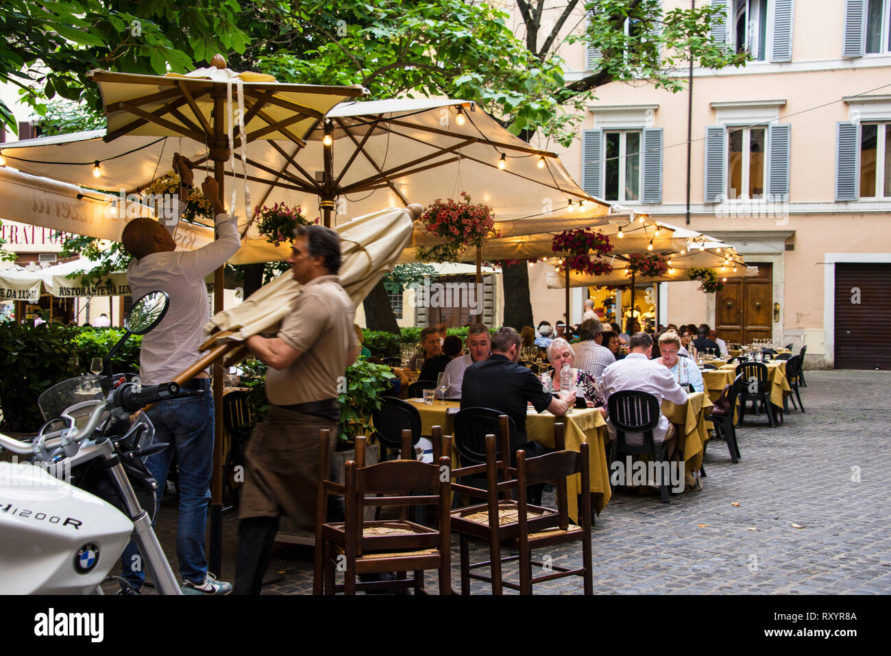 Repas à l'ambiance décontractée à l'Antica Trattoria Polese à Rome, en Italie. Banque D'Images