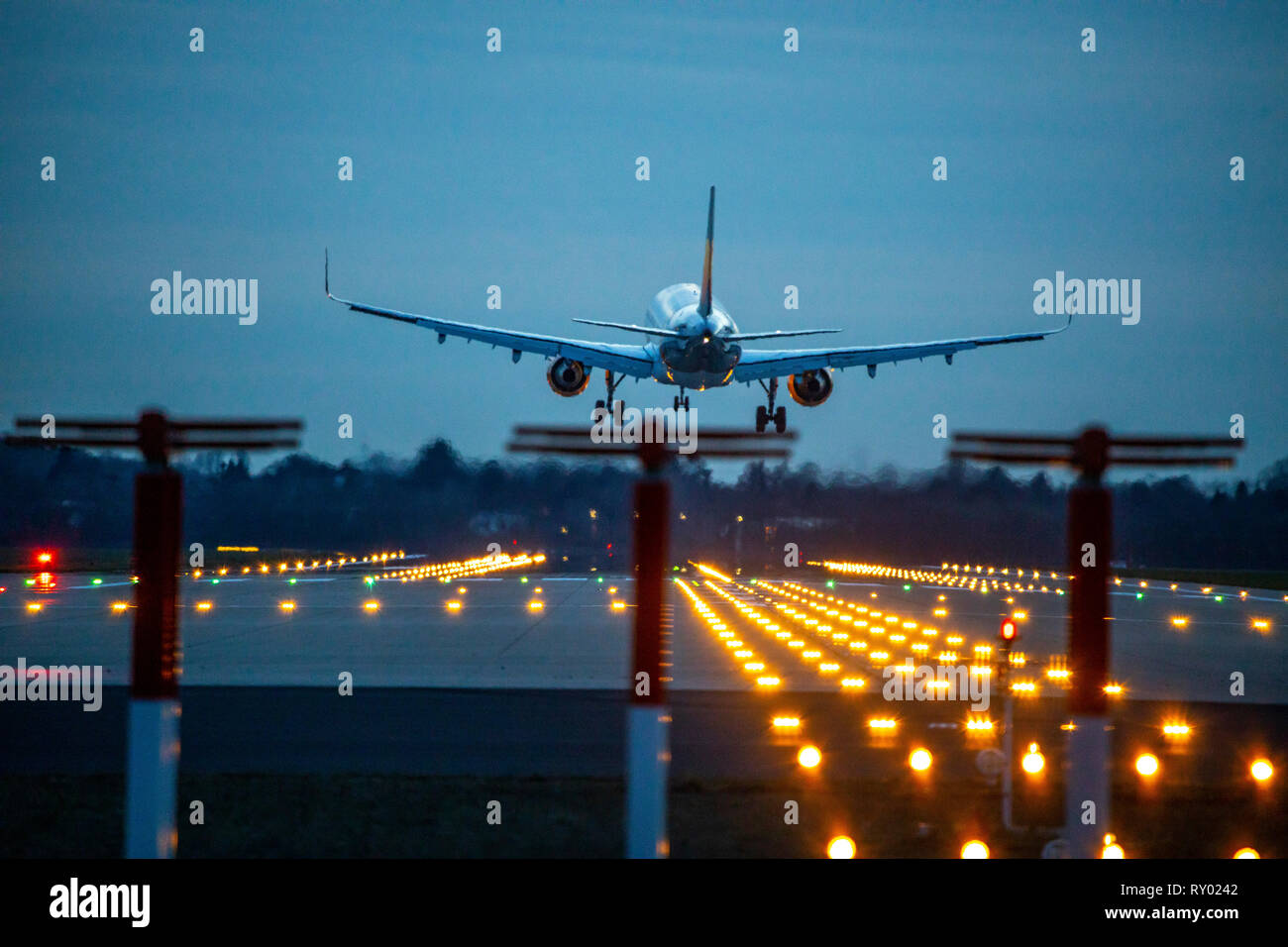 L'Aéroport International de Düsseldorf, DHS, avion atterrit sur la piste du nord, Allemagne, Banque D'Images
