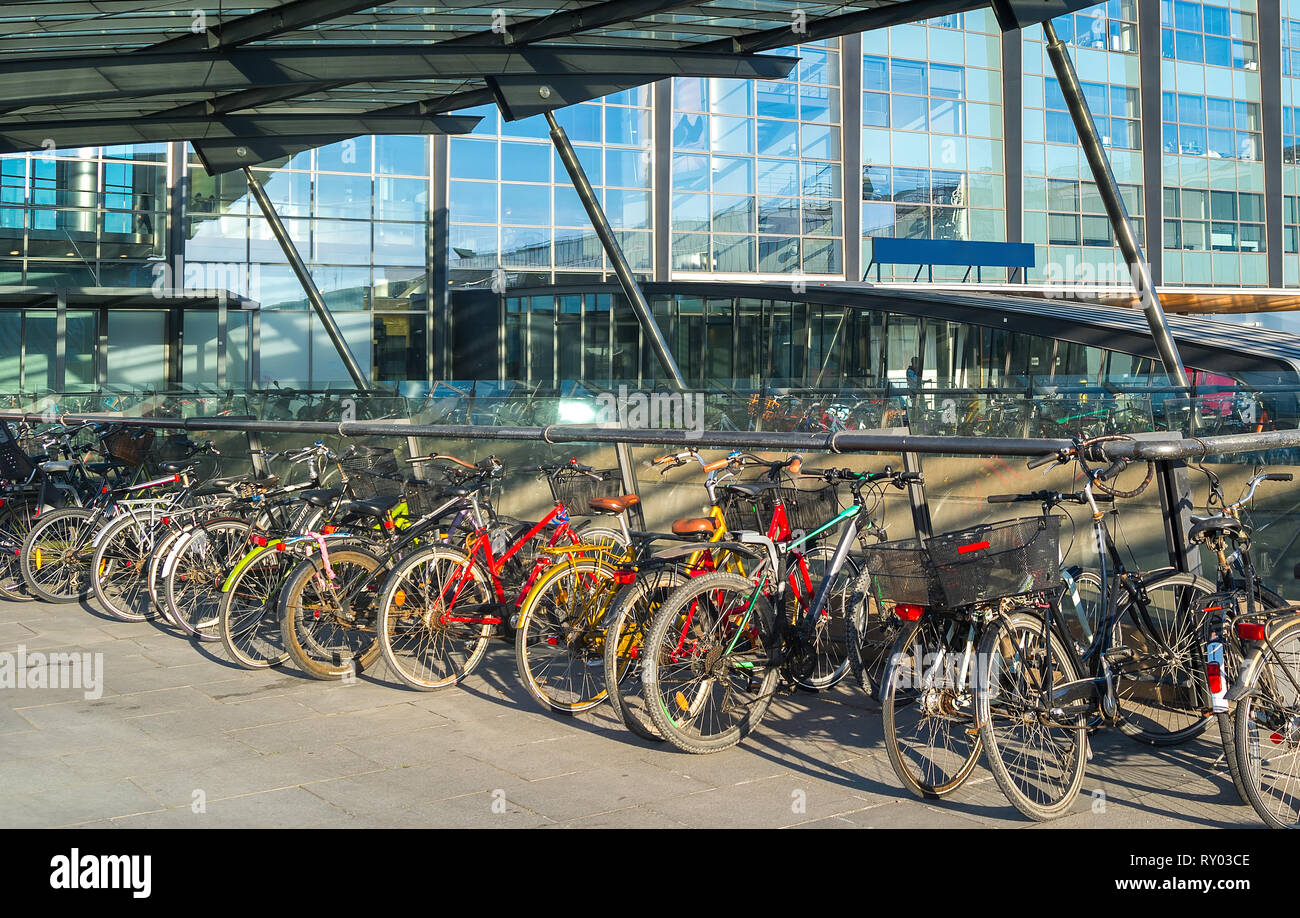 Parking vélos par l'aéroport de Kastrup , Copenhague, Danemark Banque D'Images