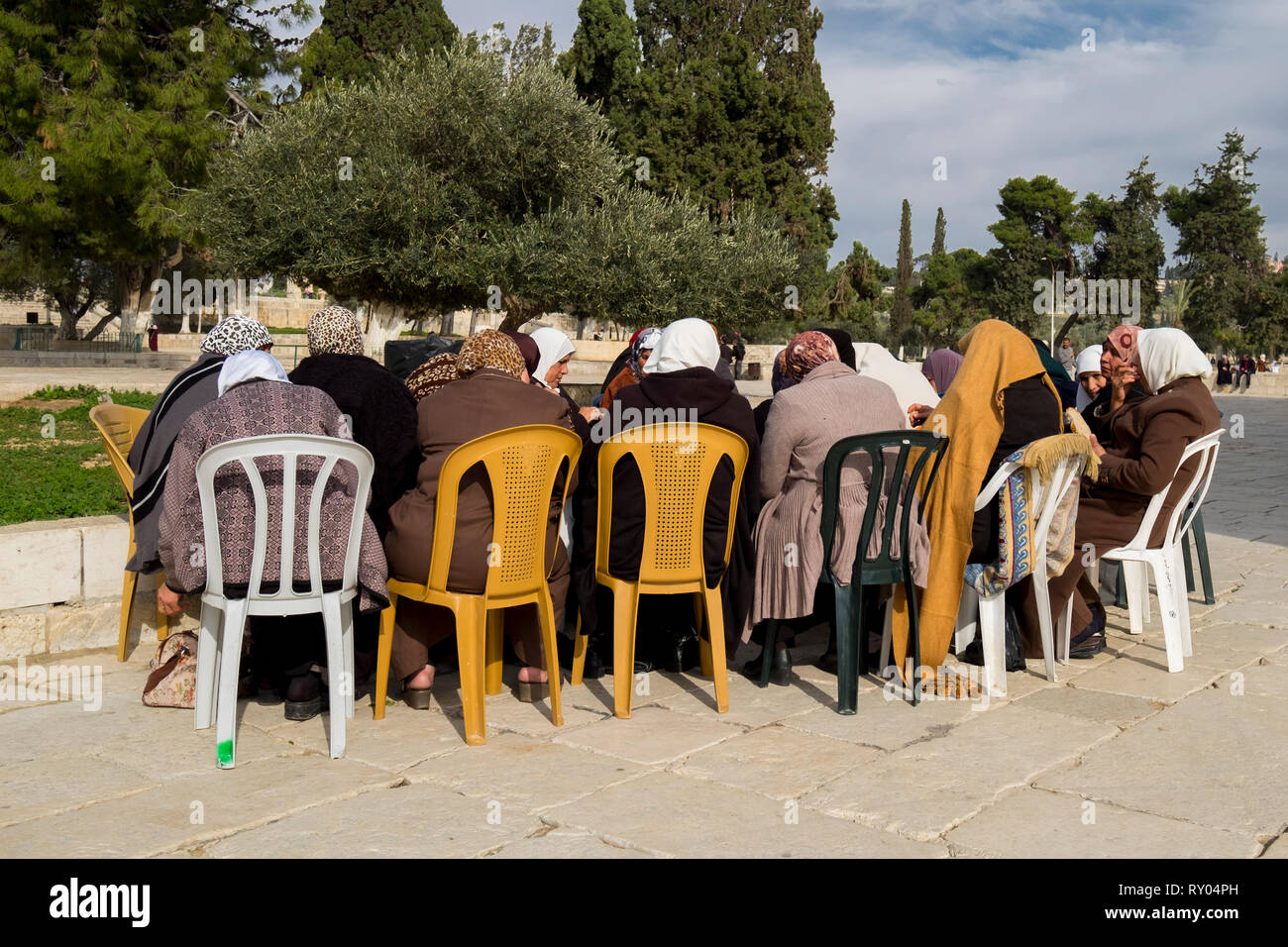 Un groupe de femmes se rassemblent pour parler sur le mont du Temple de la vieille ville de Jérusalem, Israël. Banque D'Images