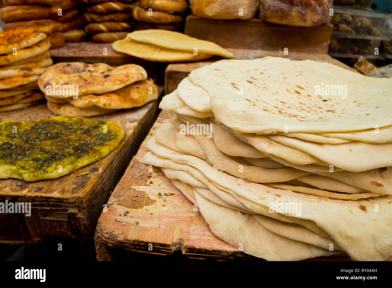 Pain pita frais en vente à un marché juif à Jérusalem, Israël. Banque D'Images