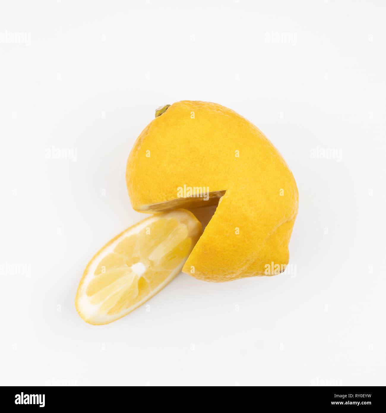 Un citron coupé sur une surface blanche Banque D'Images