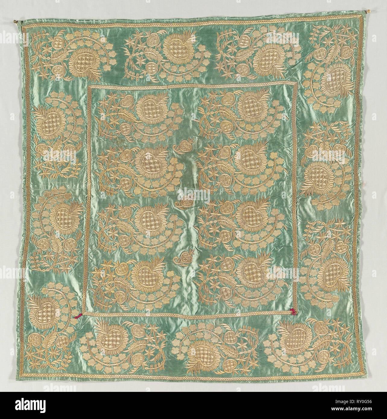 Enveloppe brodée avec des fermetures, fin des années 1700 au début des années 1800. La Turquie.  : Armure satin soie ; broderie, formulée de suture : gilt-fils de métal et de coton ; moyenne : 91,5 x 95,9 cm (36 x 37 3/4 in Banque D'Images