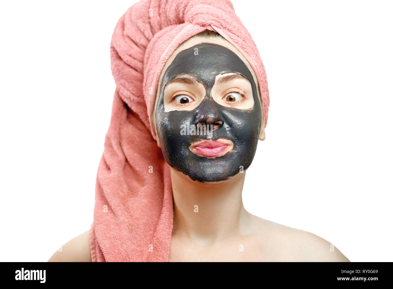 Jolie femme avec masque noir sur fond blanc des yeux obliques humour, pink towel on head Banque D'Images