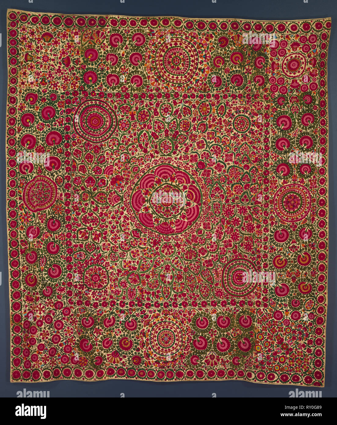 Couvre-lit ou rideau, début des années 1800. Le Tadjikistan, Ura Tube. Armure : coton ; broderies : soie ; moyenne : 216,5 x 188,6 cm (85 1/4 x 74 1/4 in Banque D'Images