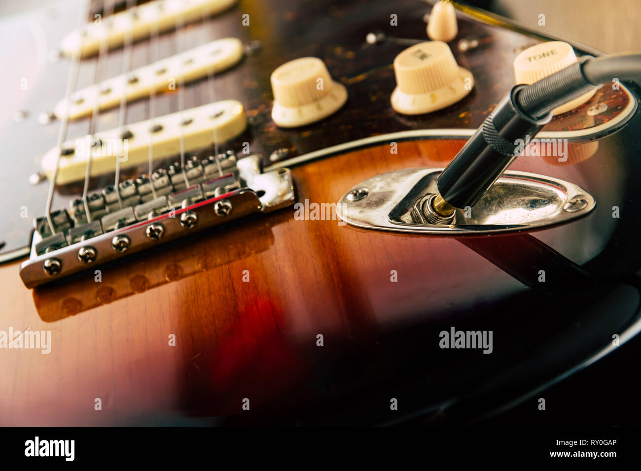 Plus de détails et le branchement du câble guitare jack et le fil. Contrôles de volume et tonalité sur sunburst guitare guitare.Close up Banque D'Images