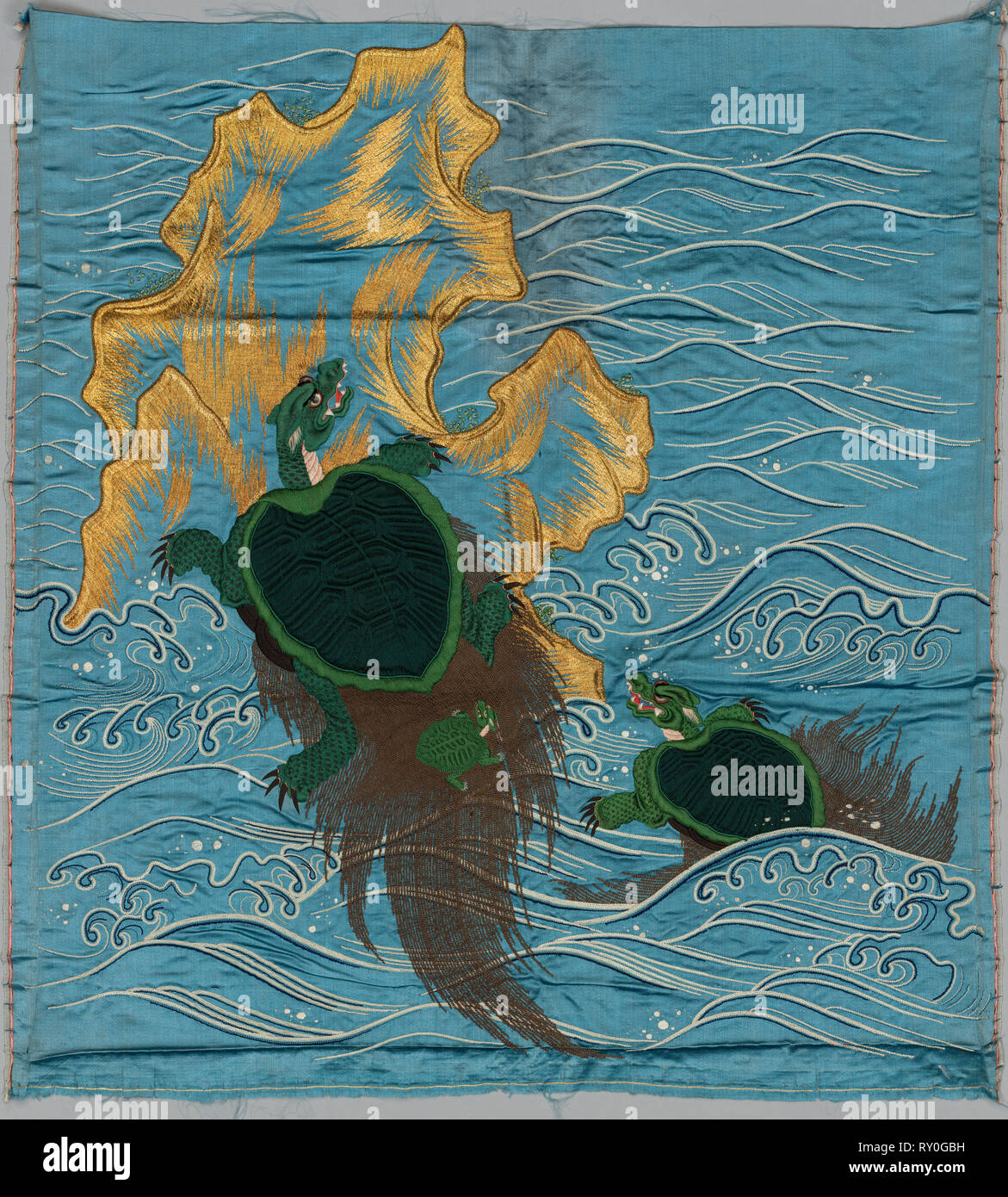 Fukusa brodé, fin des années 1800-début des années 1900. Japon, fin du xixe ou début du xxe siècle. Soie brodée ; moyenne : 67,3 x 73,6 cm (26 1/2 x 29 dans Banque D'Images