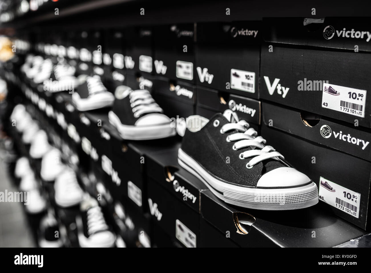 Nurmberg, ALLEMAGNE - 27 Février 2019 : l'ADIDAS homme noir sneakers sur la  coquille dans la boutique. Pied à la mode de porter des chaussures. La  photo en gros le sport d'hiver