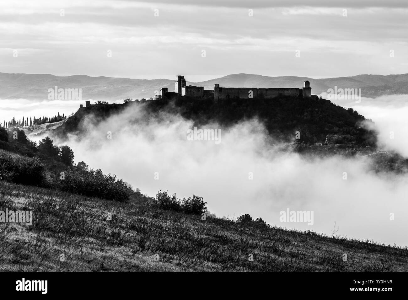 Vue de château Rocca Maggiore à Assise (Ombrie, Italie) au milieu du brouillard Banque D'Images