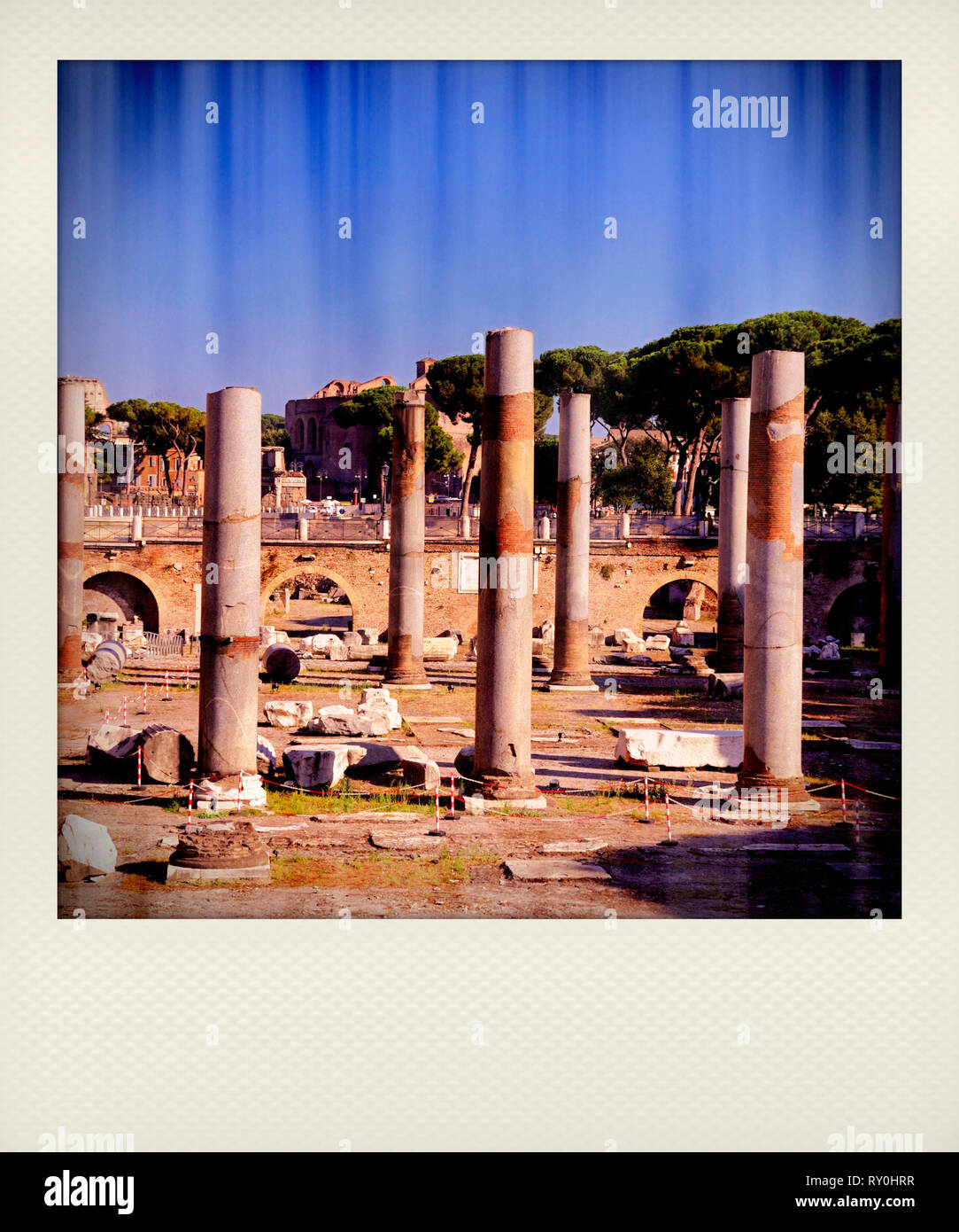 Photographie Polaroïd des ruines de la Basilique Ulpia à Rome, Italie Banque D'Images