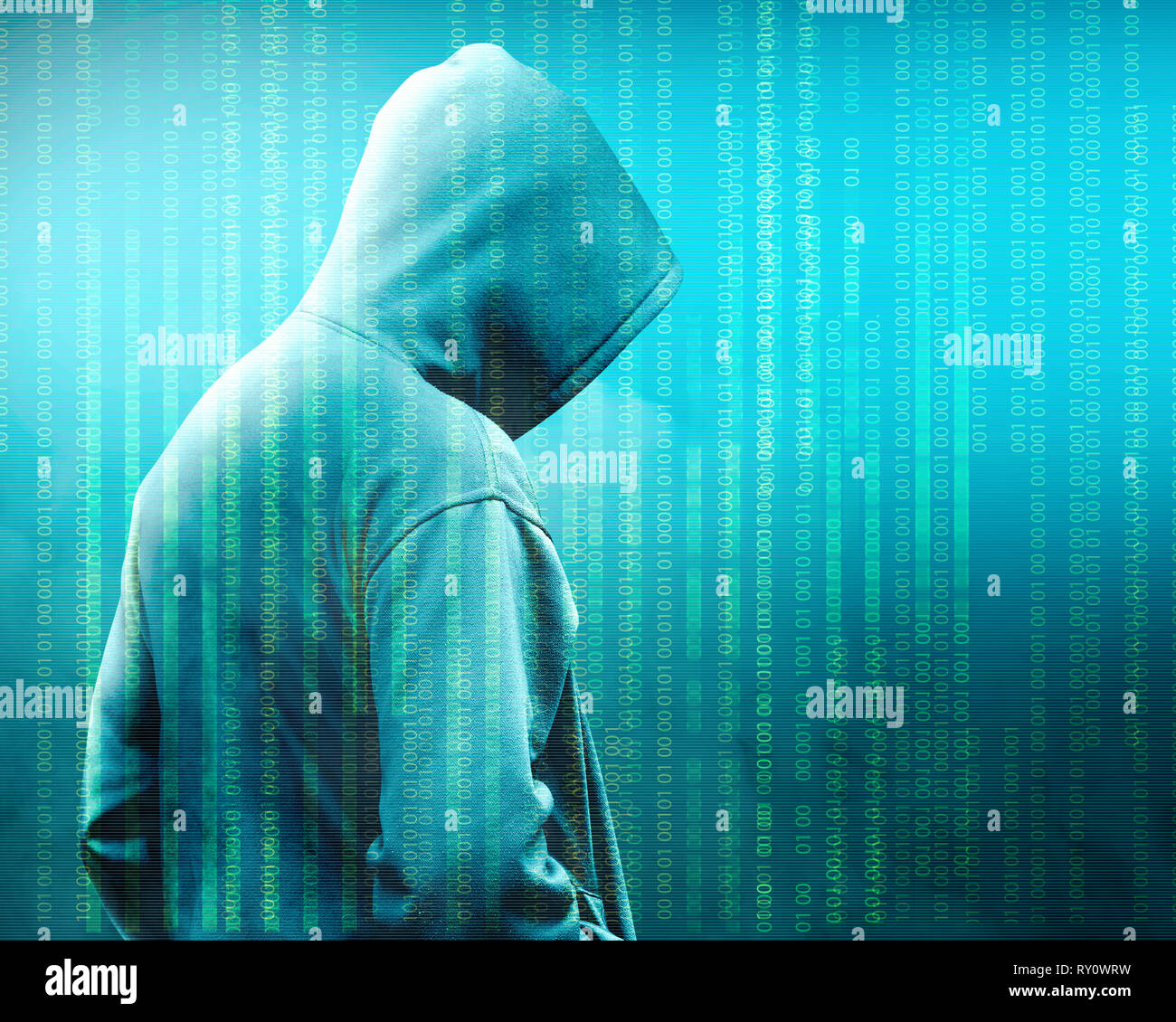 Vue arrière du hacker en hoodie noir debout avec un code binaire sur fond vert Banque D'Images
