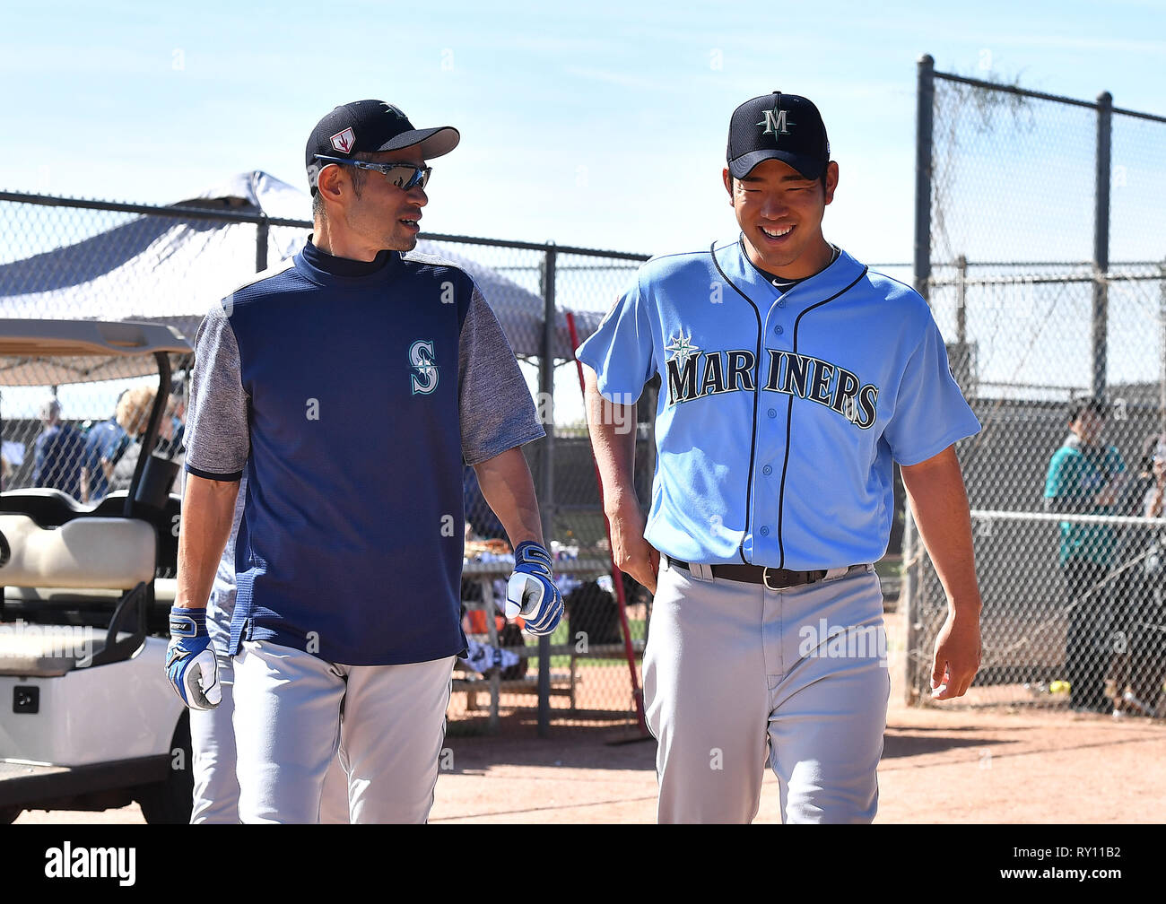 Ichiro Suzuki des Mariners de Seattle (L) et Yusei Kikuchi parler comme ils marchent au champ pendant l'entraînement de printemps, l'entraînement de base-ball à Peoria Sports Complex à Peoria, Arizona, United States, 9 mars 2019. Credit : AFLO/Alamy Live News Banque D'Images