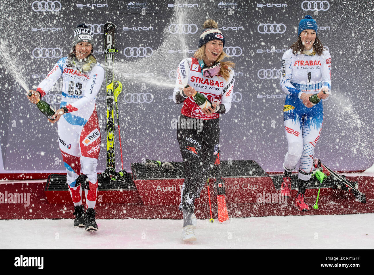 L-R Le second Wendy Holdener, Suisse nous gagnant Mikaela Shiffrin et le troisième placé Petra slovaque Vlhova célébrer après la Coupe du Monde de ski alpin (slalom femmes) à Spindleruv Mlyn, République tchèque, le 9 mars 2019. (CTK Photo/David Tanecek) Banque D'Images