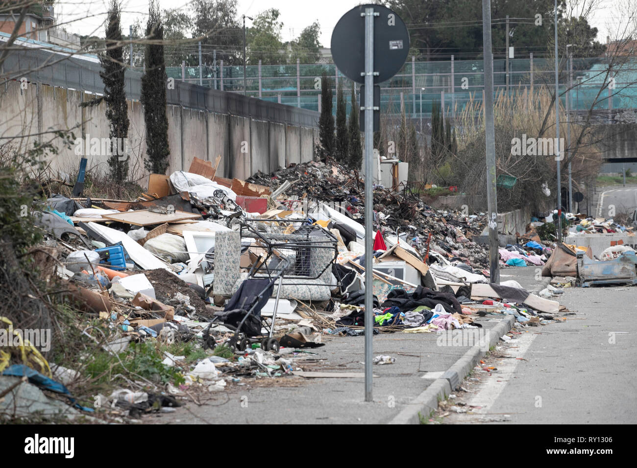 Foto Carlo Lannutti/LaPresse 11-03 - 2019 Roma, Italia Cronaca. Operazione congiunta Esercito Italiano e Polizia Locale Roma capitale nella zona del campo rom di via Salviati contro lo smaltimento rifiuti e tossici di illegale roghi tossici Nella foto : i controlli dei militari nei pressi del campo rom Banque D'Images