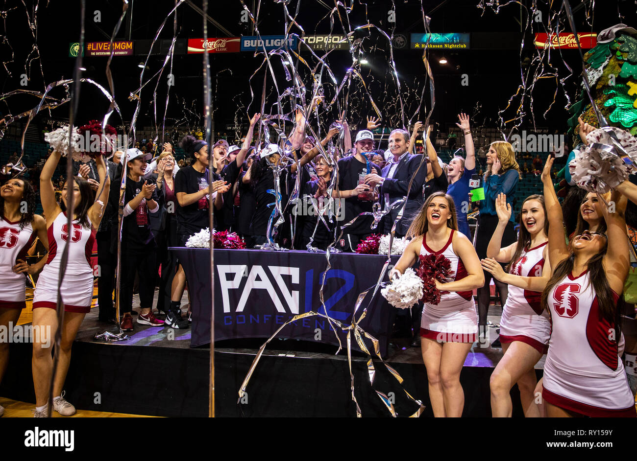 Mar 10 2019 Las Vegas, NV, U.S.A. Stanford Cardinal célébrer l'équipe féminine de basket-ball il y CIP 12 après la victoire de la conférence Pac 12 NCAA de basket-ball féminin championnat tournoi entre les canards de l'Oregon et le Stanford Cardinaux 64-57 gagner au MGM Grand Garden Arena de Las Vegas, NV. James Thurman/CSM Banque D'Images