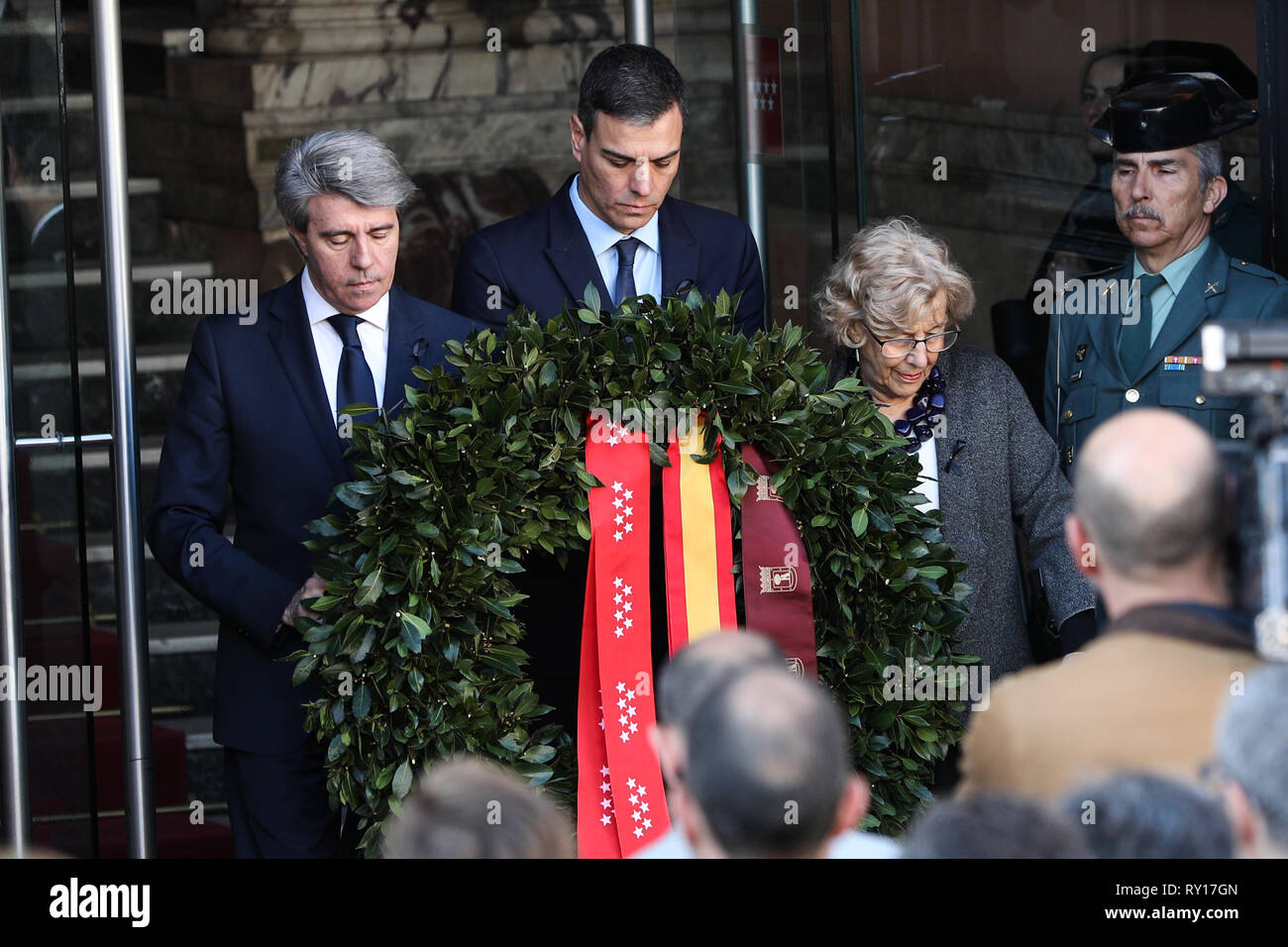 Madrid, Espagne. Mar 11, 2019. Madrid, Espagne. Mar 11, 2019. Angel Garrido(R), Pedro Sanchez(L) et Manuela Carmena(C) sont vus maintenant l'offre de fleurs pendant l'hommage aux victimes de l'attaque de 11m. Credit : Jésus Encarna SOPA/Images/ZUMA/Alamy Fil Live News Crédit : ZUMA Press, Inc./Alamy Live News Banque D'Images