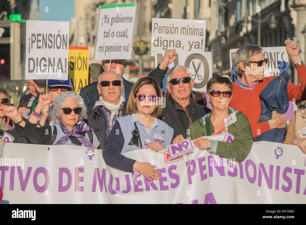 Madrid, Espagne. 11 mars, 2019. Les gens avec des pancartes,¨pension digne, voleur gouvernement ·. Les gens de différentes régions de Madrid montre againts coupes dans les retraites en Espagne Credit : Alberto Ramírez Sibaja/Alamy Live News Banque D'Images