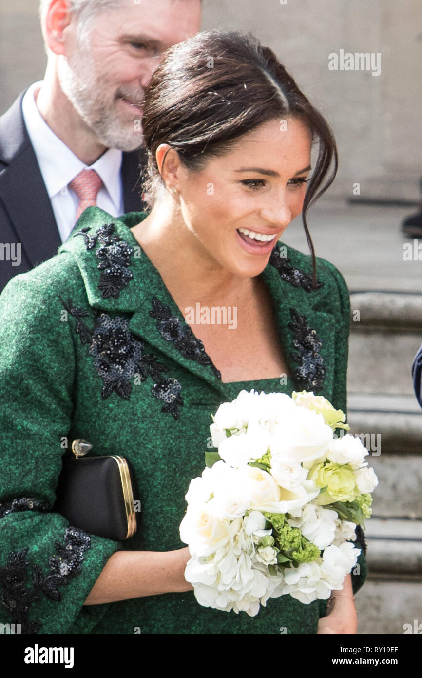 Londres, Royaume-Uni - 11 Mars : Meghan Markle et le prince Harry recevoir des fleurs après avoir quitté la Maison du Canada à Londres, Royaume-Uni : M. Crédit Pics/Alamy Live News Banque D'Images
