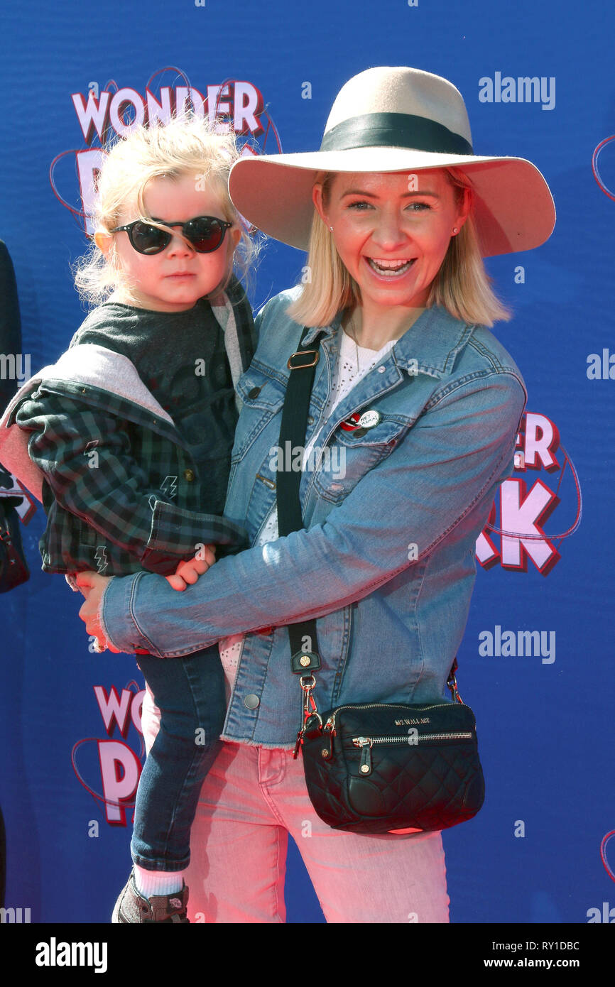 Westwood, CA, USA. Mar 10, 2019. LOS ANGELES - jan 10 : Hutton Michael Cameron, Beverley Mitchell à l'Étonnant première du village au Village Theatre le 10 mars 2019 à Westwood, CA Crédit : Kay Blake/ZUMA/Alamy Fil Live News Banque D'Images