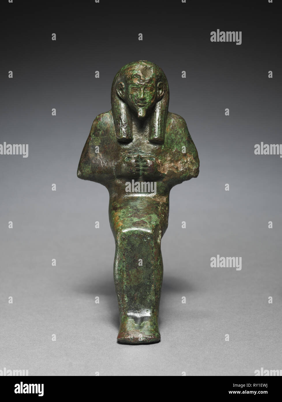 Statuette de Dieu assis, probablement Osiris-lah, 664-525 BC. L'Egypte, la fin de période, Dynasty 26. Bronze, fonte solide ; total : 15,7 x 7 x 8 cm (6 3/16 x 2 3/4 x 3 1/8 in Banque D'Images