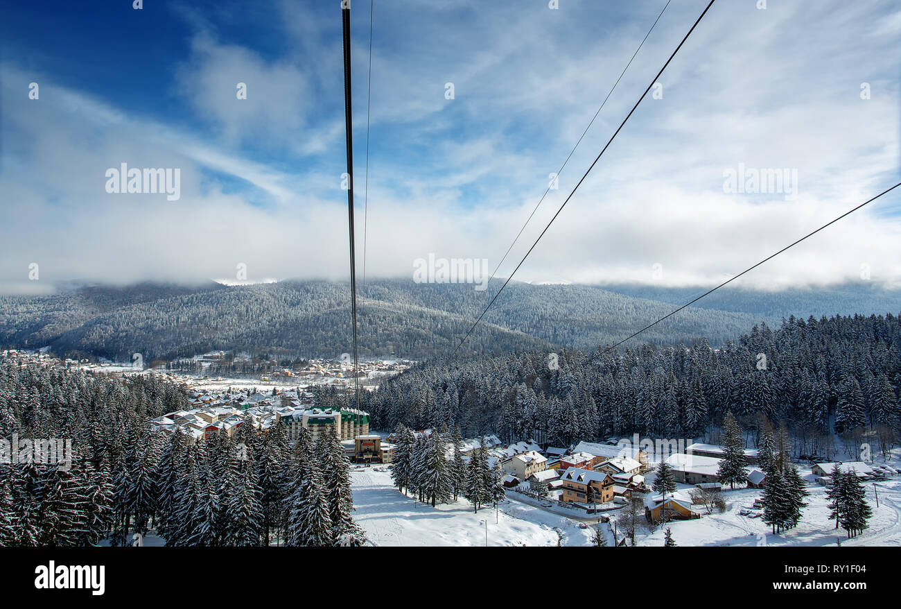 Sinaia/Roumanie - 11.01.2019 : Avis de Sinaia à partir de la cabine. Ski dans la Vallée de Prahova, une destination populaire pour les plaisirs de l'hiver Roumain Banque D'Images