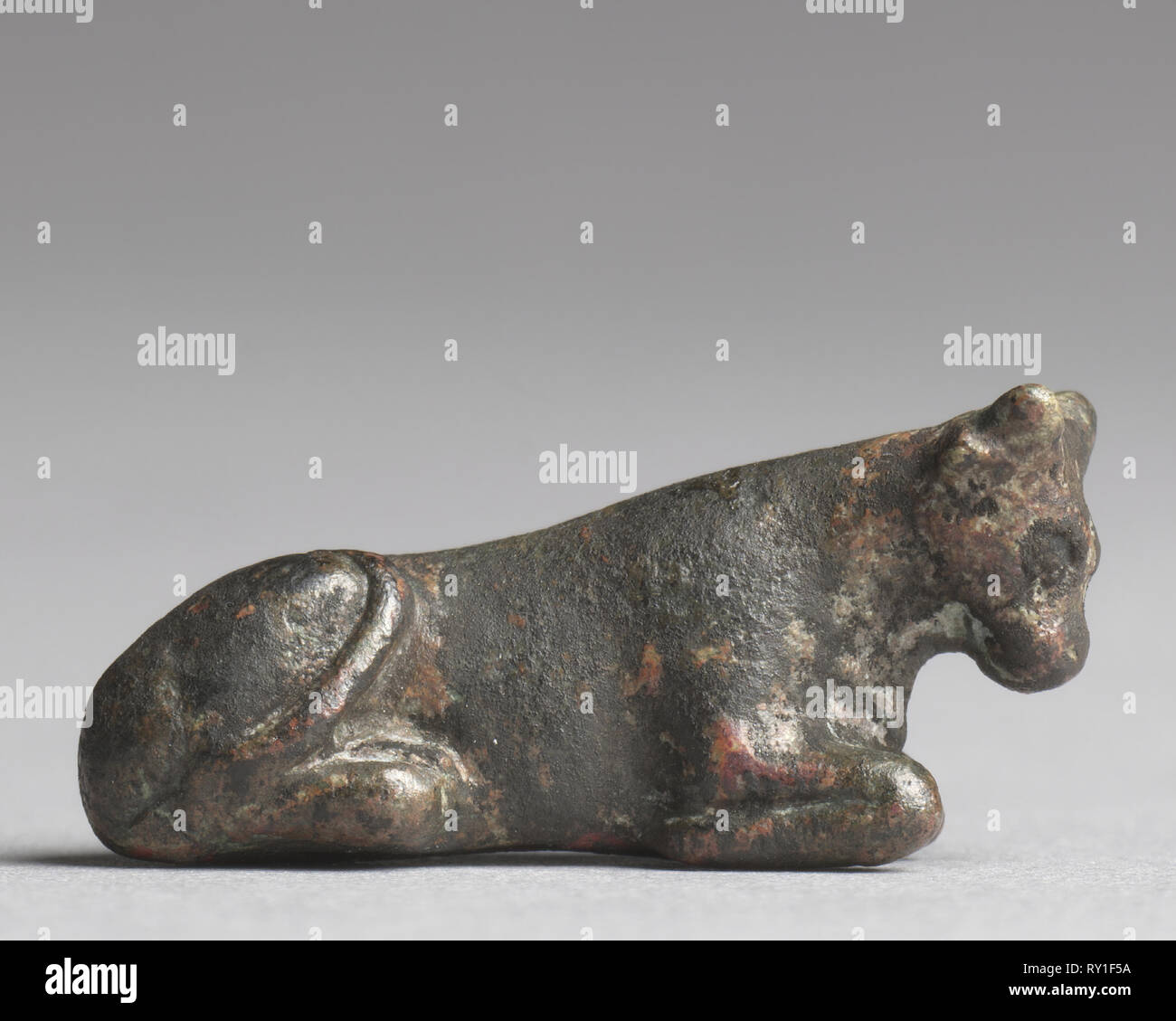 Poids dans la forme d'un taureau ou une vache, 1540-1296 BC. Égypte, Nouvel Empire, Dynasty 18. Tin-Bronze, fonte solide ; total : 1,3 cm (1/2 po Banque D'Images