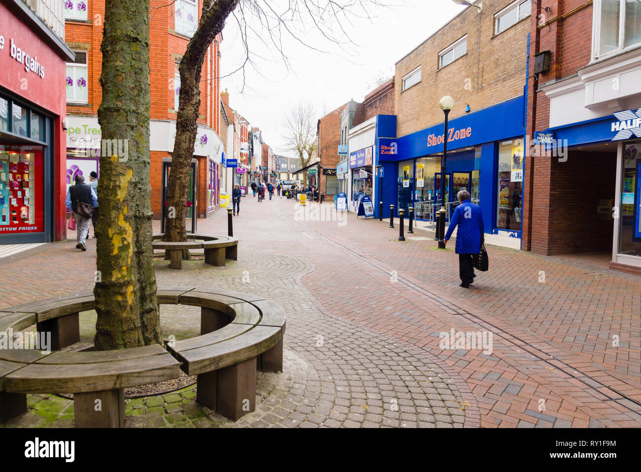 En regardant vers la rue Bailey Bailey Head avec des magasins et lieux de vente au détail dans le centre de North Shropshire Angleterre Oswestry Banque D'Images