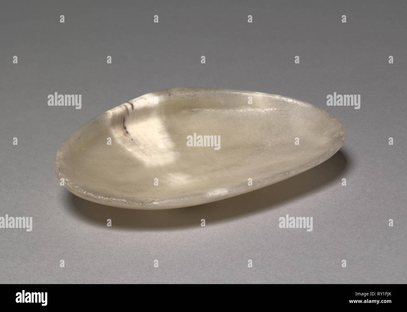 Lave sous la forme d'un shell, 1540-1296 BC. Égypte, Nouvel Empire, Dynasty 18, 1540-1296 BC. Le travertin ; total : 2,4 x 9,1 cm (15/16 x 3 9/16 in Banque D'Images