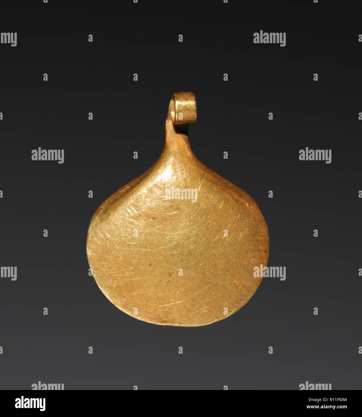 Cordon sous la forme d'un shell, 2040-1648 BC. L'Égypte, l'Empire du Milieu. Or ; total : 1,5 cm (9/16 in Banque D'Images
