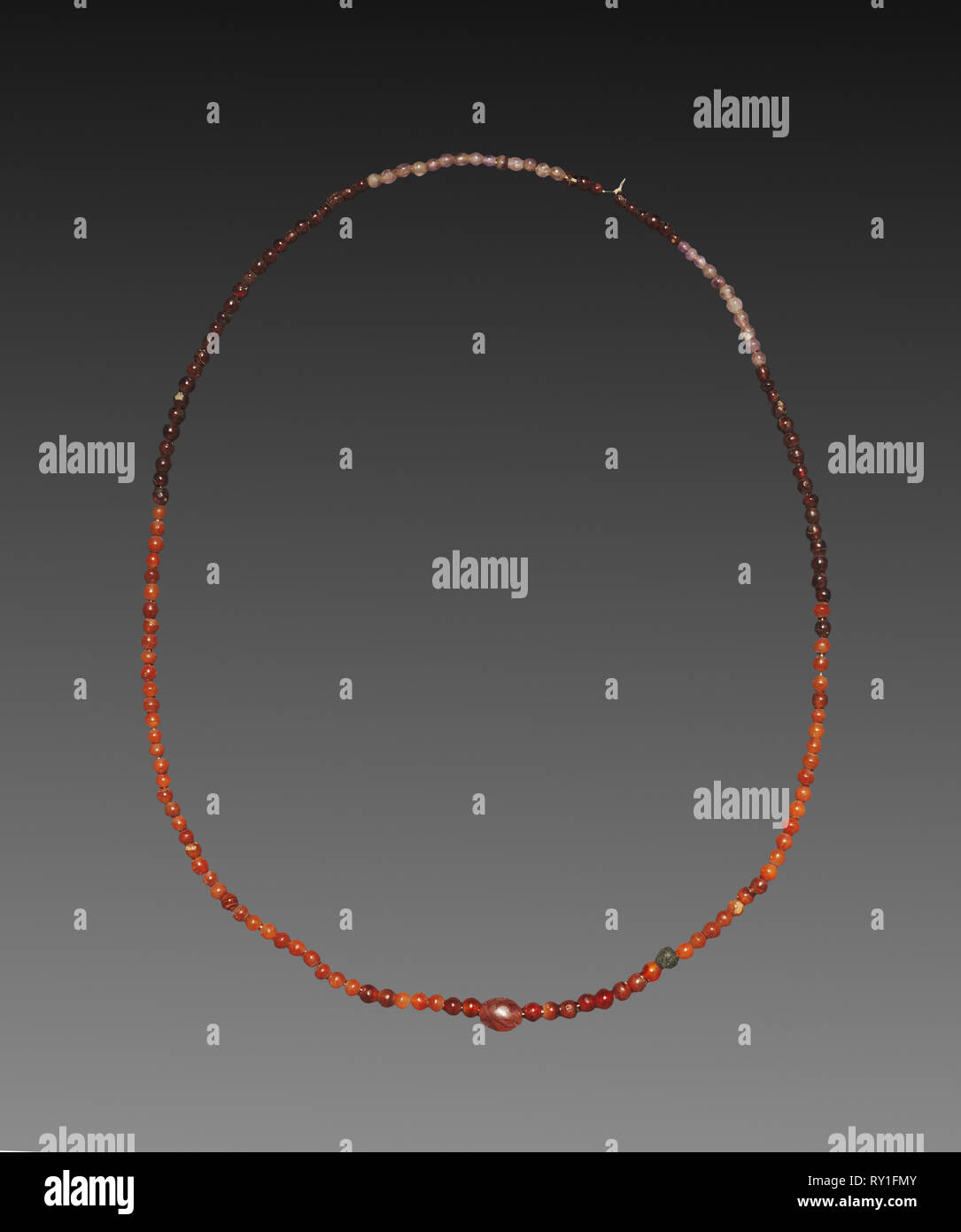 Collier, 2040-1648 BC. L'Égypte, l'Empire du Milieu. Le grenat, améthyste et cornaline ; total : 26,8 cm (10 9/16 in Banque D'Images