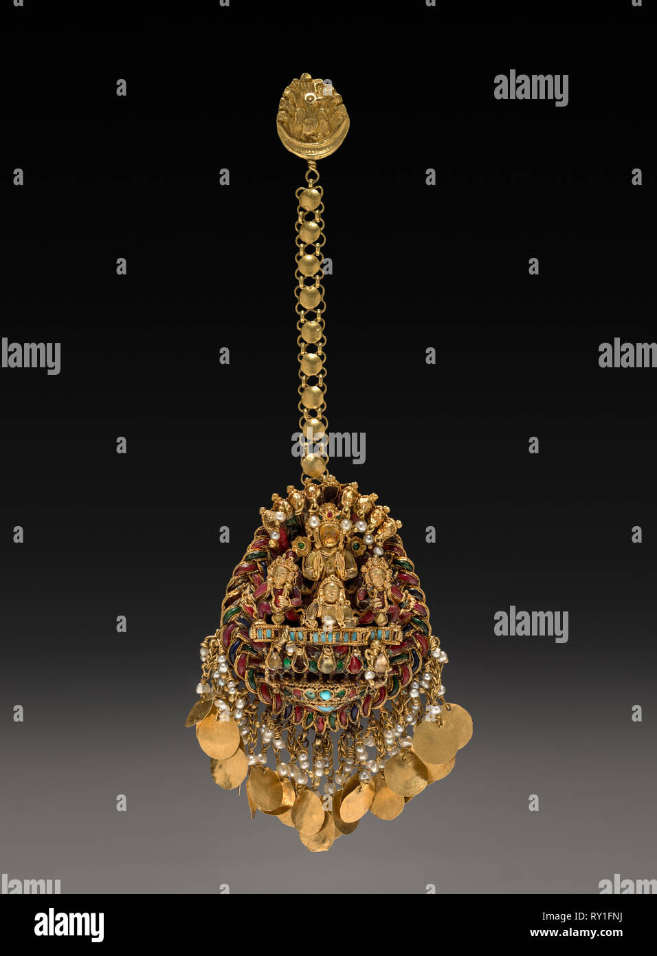 Front Pendentif avec Dieu Soleil Surya dans un char avec un accompagnateur, années 1600 ou 1700. Au Népal, la Vallée de Kathmandu. Ensemble de bijoux en or et pierres semi-précieuses ; Total : 8 x 4,6 cm (3 1/8 x 1 13/16 in Banque D'Images