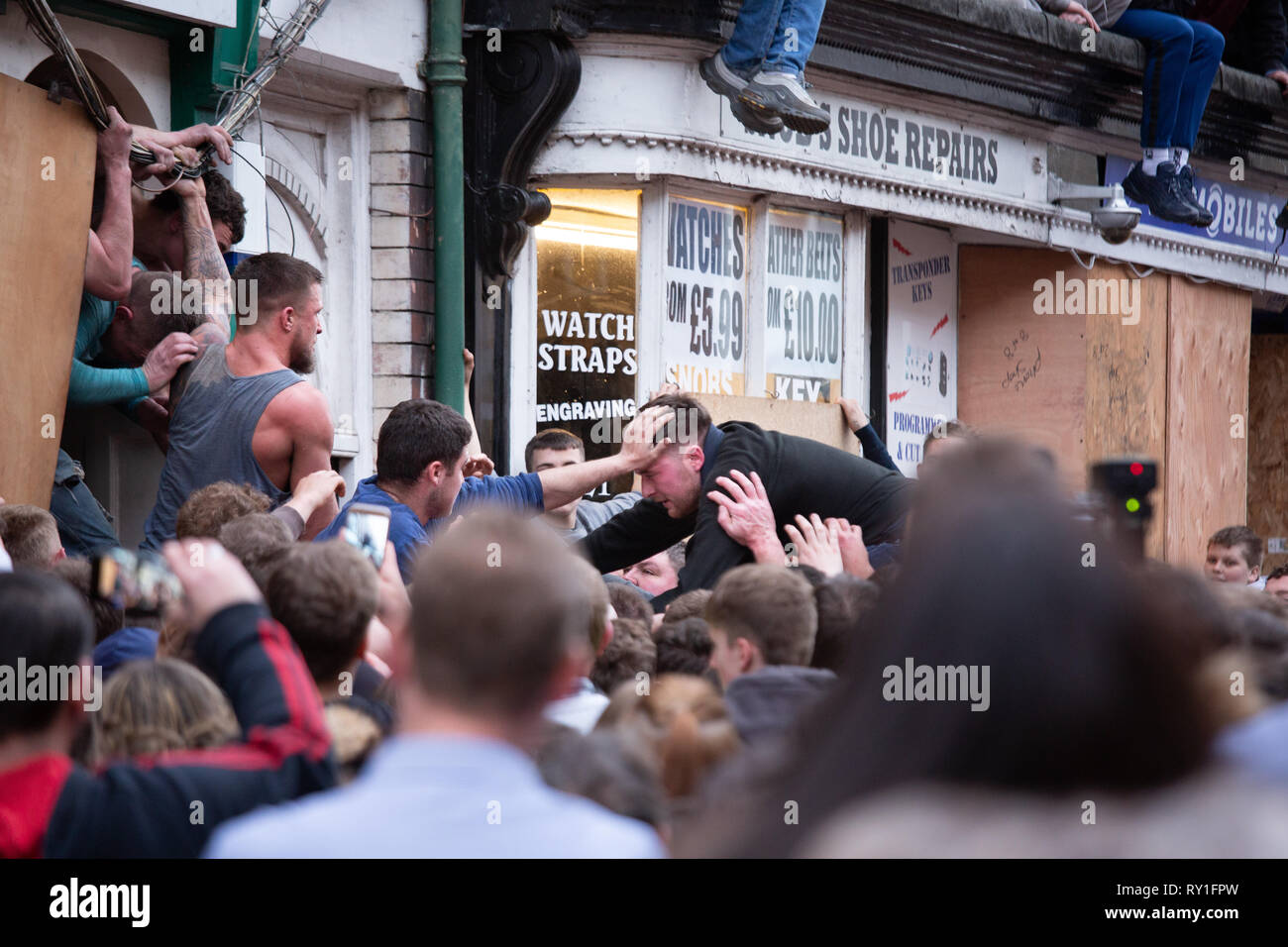 Lutte pour conserver le ballon pendant les derniers moments de l'Atherstone match. Une tradition datant du 12ème siècle. Banque D'Images