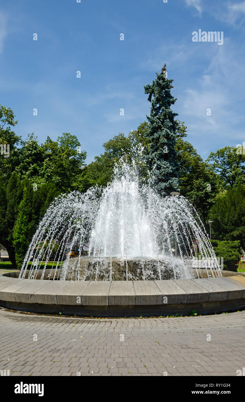 Fontaine dans un parc, pulvériser de l'eau - en été, Beograd, Serbie Banque D'Images