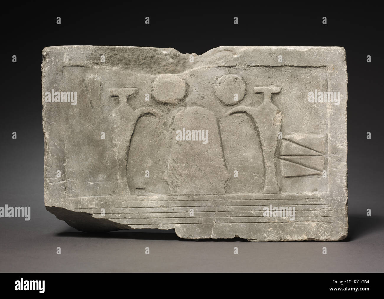 Offrant une table, 2040-1648 BC. L'Égypte, l'Empire du Milieu. Pierre calcaire ; Total : 22 x 34,2 x 7,4 cm (8 11/16 x 7/16 x 13 15/16 in 2 Banque D'Images