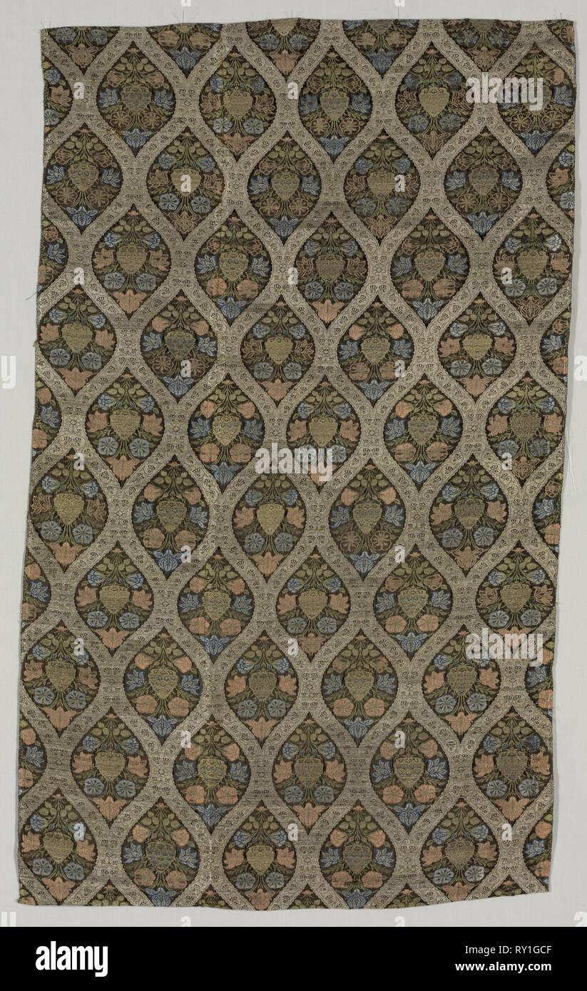 Fragment de lampas avec fleurs dans lattice ogivales, années 1600. L'Iran, période safavide. Les Lampas : soie et fils de métal argenté ; total : 114,3 x 68,6 cm (45 x 27 dans Banque D'Images