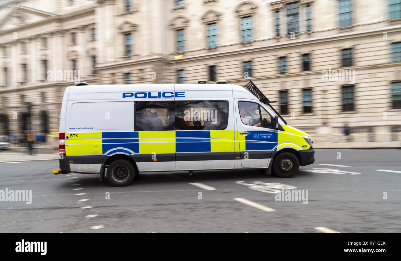 9 mars 2019 - Londres, Angleterre. Photo de Metropolitan Police Mercedes Sprinter van in motion conduisant à capitol. Banque D'Images