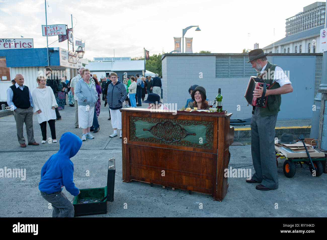 La veille du spectacle de rue. Un garçon devient une pièce dans le cas busker's, Hobart, Tasmanie, Australie Banque D'Images