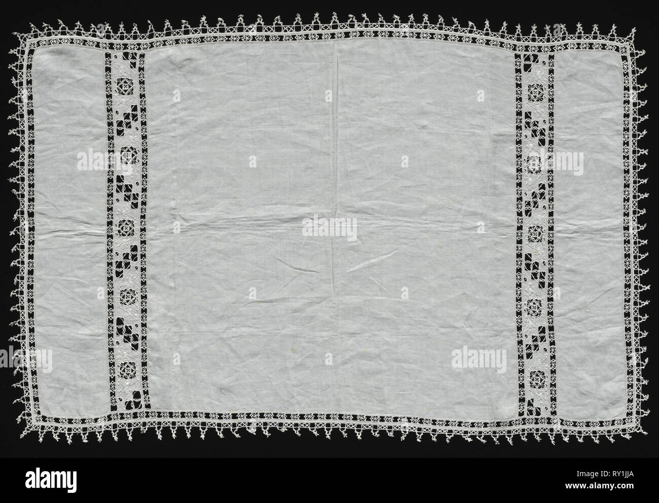 Needlepoint (noir) et la dentelle chiffon, 16ème siècle. L'Italie, Venise, 16e siècle. La dentelle, la tapisserie à l'aiguille et de la canette : lin ; moyenne : 66,7 x 100,3 cm (26 1/4 x 39 1/2 po Banque D'Images