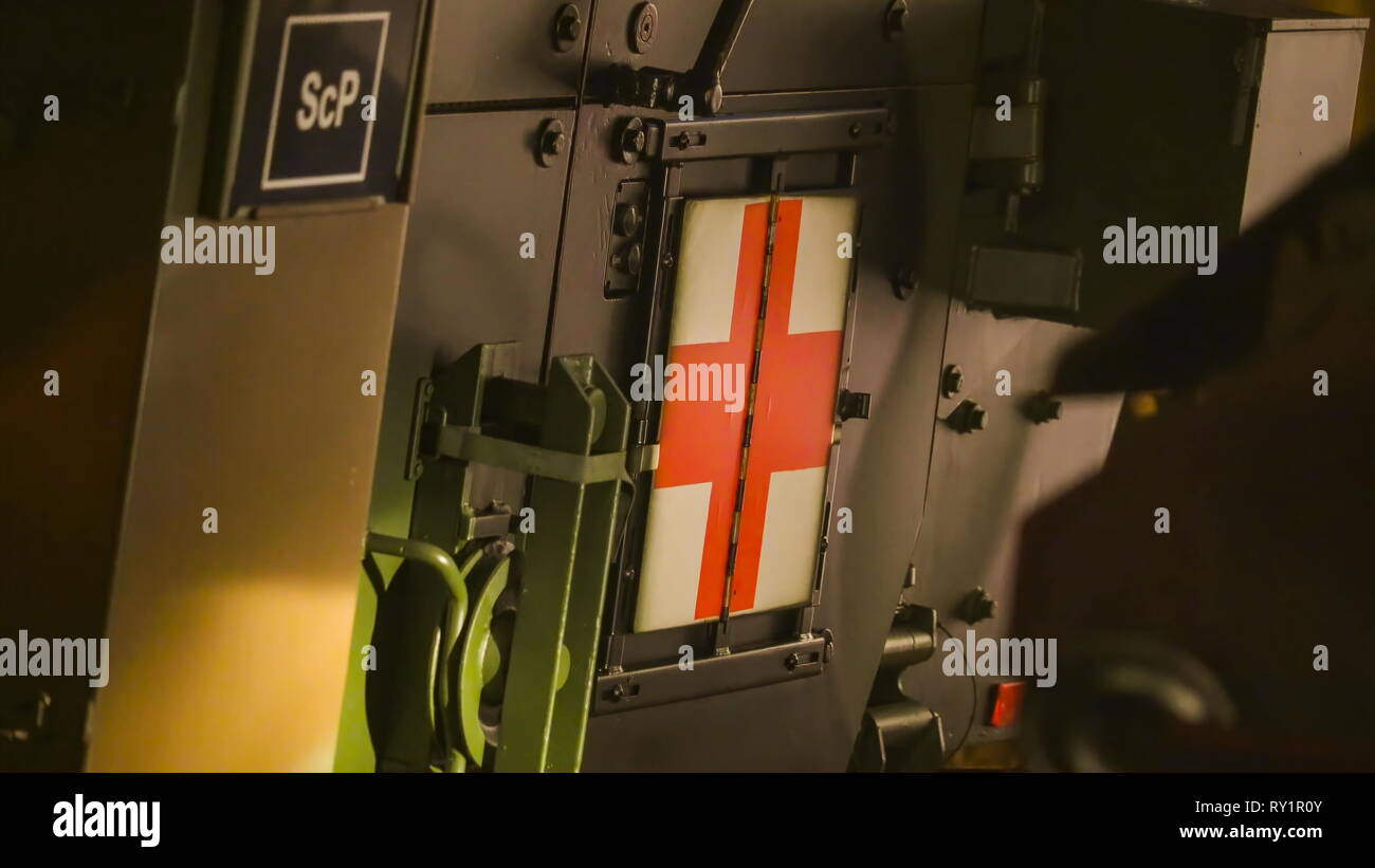 Le chariot avec le logo de la croix rouge l'un des nombreux camions défilent dans l'événement militaire dans la ville Banque D'Images