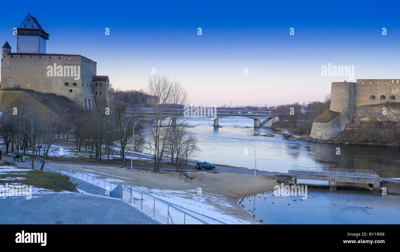 Le grand château dans la ville de Narva en Estonie, il dispose d'un grand lac et la ville os le troisième plus important en Estonie Banque D'Images