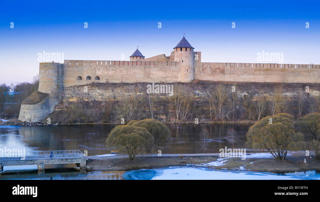 Le château de l'Ordre des chevaliers germaniques trouvés dans la ville de Narva c'est un château médiéval et un dans la ville historique Banque D'Images