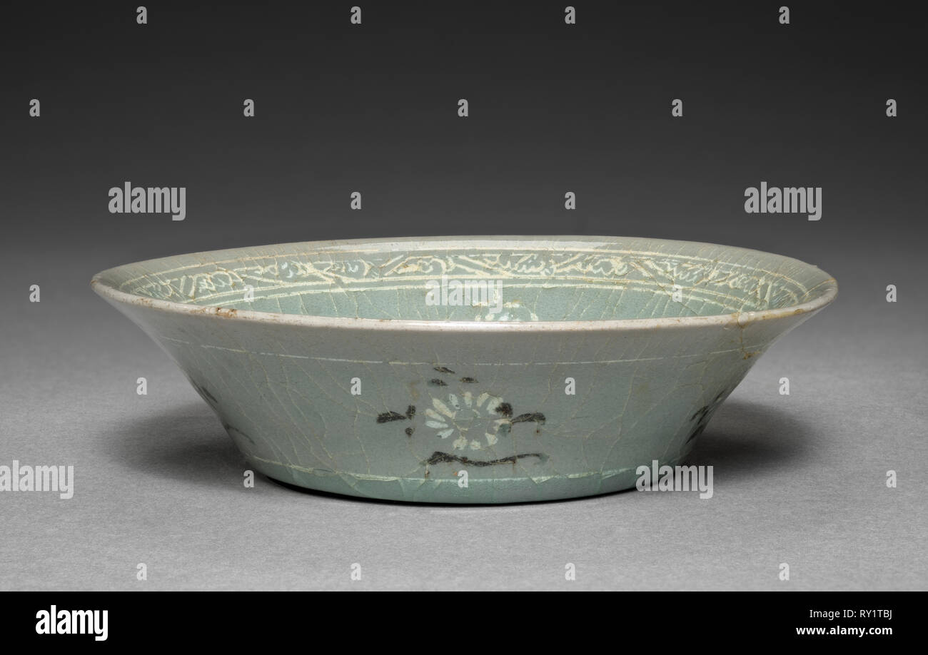 Plat avec chrysanthème incrusté, Design 1200. Corée, période Goryeo (918-1392). diamètre de bouche : 13,4 cm (5 1/4 in Banque D'Images