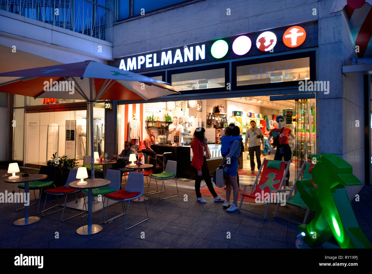 Ampelmann, Neues Kranzlereck, Kurfuerstendamm, Charlottenburg, Berlin Deutschland Banque D'Images