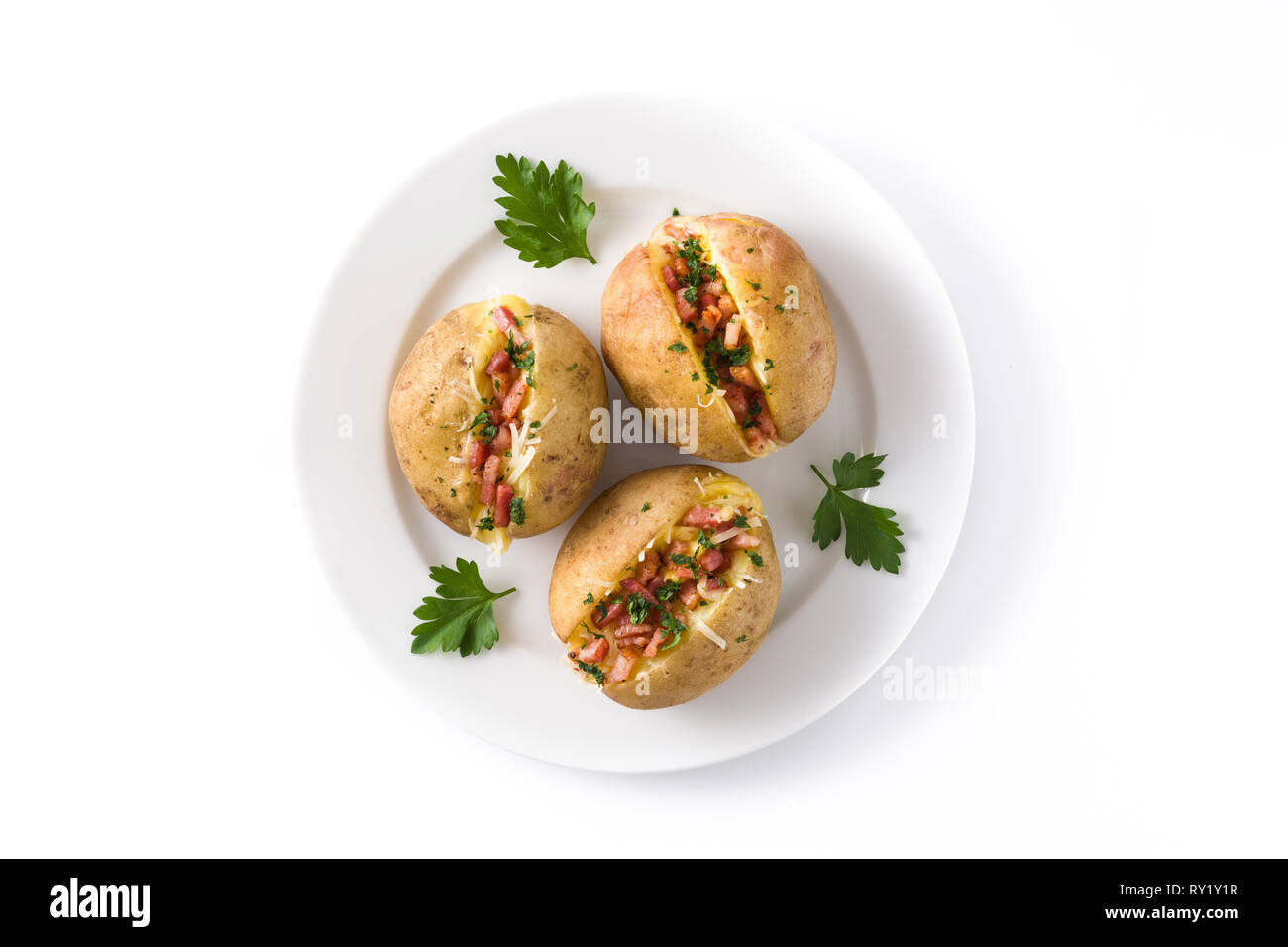 Pommes de terre farcies au jambon et fromage sur la plaque isolé sur fond blanc.. Vue d'en haut. Banque D'Images